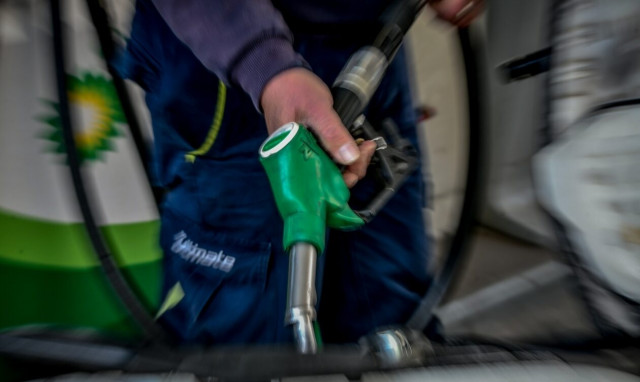 Καύσιμα: «Καίει« και η τιμή της βενζίνης - «Πέταξε» πάνω από τα 2 ευρώ στα νησιά