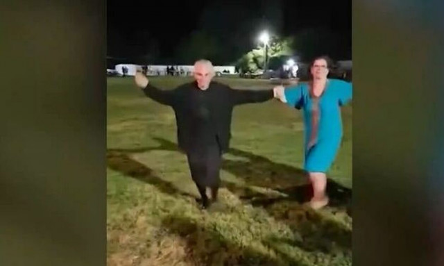 Κοζάνη: «Σούπερ» γιαγιά 90 ετών χορεύει στη γιορτή φασολιού