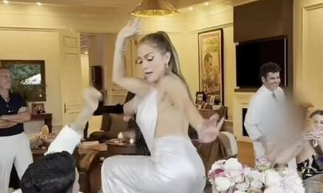 Tζένιφερ Λόπεζ: Ξεσάλωσε με τους αγαπημένους της - Χόρεψε πάνω στο τραπέζι με εξώπλατο φόρεμα