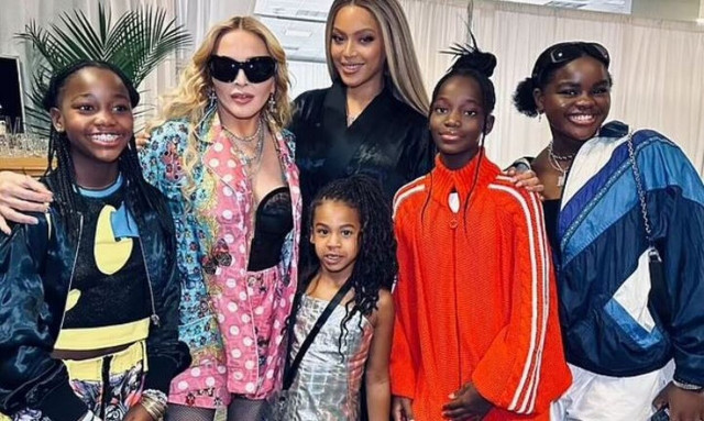 Μπιγιονσέ: «Βασίλισσα, σε αγαπάμε» φώναξε στη Μαντόνα - Πόζαραν μαζί στα παρασκήνια συναυλίας της