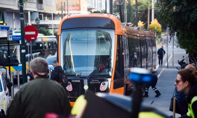Σφοδρή σύγκρουση τραμ με ταξί στο κέντρο του Πειραιά