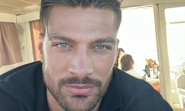 Simone Susinna: Στη Μύκονο ο σταρ των ταινιών «365 Ημέρες»