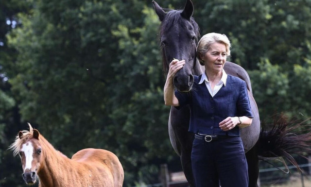 ΕΕ: Η Ούρσουλα φον ντερ Λάιεν πάει διακοπές. Ποιον αφήνει στο πόδι της ;