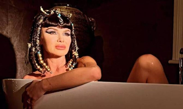 Amanda Holden: Ποζάρει σαν γυμνή Κλεοπάτρα για τη νέα της εκπομπή «Sex: A Bonkers History»