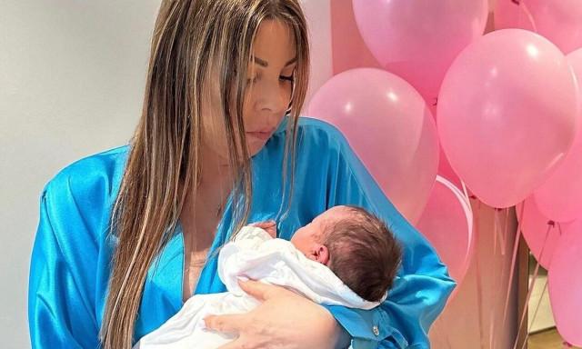 Άντζελα Δημητρίου: Οι πρώτες φωτογραφίες με τη νεογέννητη εγγονή της