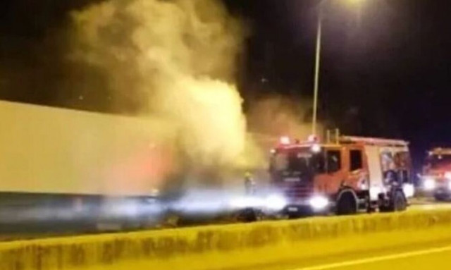 Θεσσαλονίκη: Νταλίκα έγινε παρανάλωμα του πυρός στο Δερβένι - Κάηκαν και χόρτα