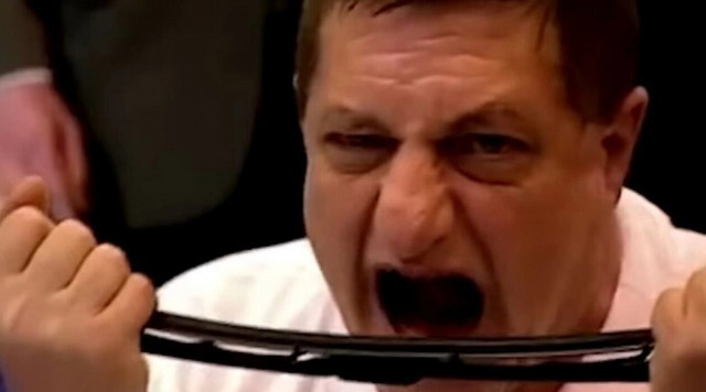 Ο άνθρωπος που αψήφησε τα όρια - Έτρωγε από λάμπες μέχρι και τμήματα ενός αεροπλάνου