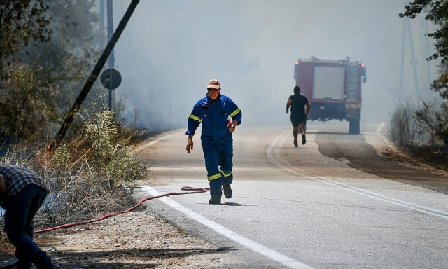 Γρεβενά: Φωτιά τώρα σε δασική έκταση κοντά στην Δεσκάτη