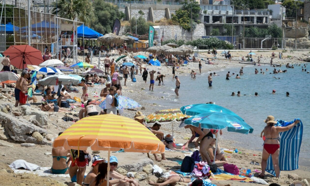 «Κίνημα της πετσέτας»: Ξηλώθηκαν οι πρώτες ξαπλώστρες στην Πάρο μετά την εισαγγελική παρέμβαση