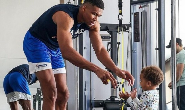 Αποθεραπεία παρέα με το γιο του κάνει ο Γιάννης Αντετοκούνμπο