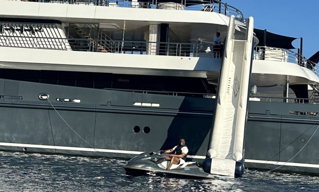 Ο Μάτζικ Τζόνσον κάνει τζετ σκι στην Κεφαλονιά