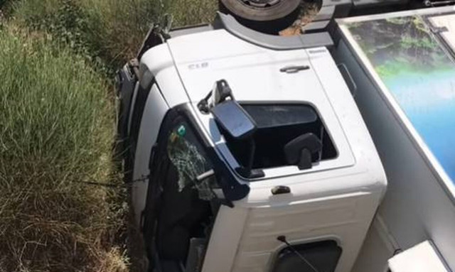 Θεσσαλονίκη: Στο νοσοκομείο οδηγός φορτηγού που τούμπαρε στον Περιφερειακό