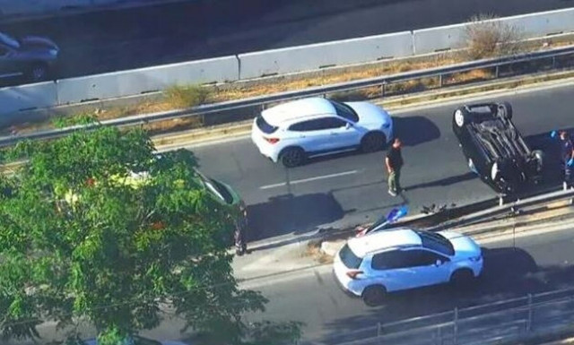 Νέο Φάληρο: Ανατροπή αυτοκινήτου στην παραλιακή