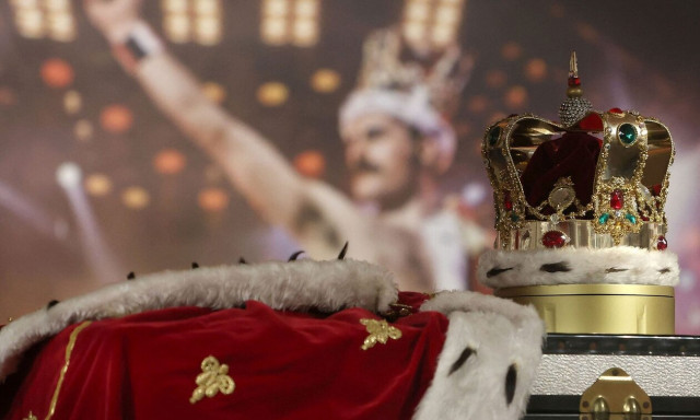 Φρέντι Μέρκιουρι: Το στέμμα, ο μανδύας και το πιάνο του σε δημοπρασία