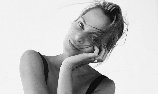 Υβόννη Μπόσνιακ: Εντυπωσιάζει με το καλλίγραμμο κορμί της στην Μύκονο