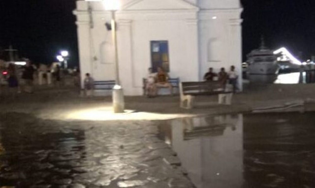 Μύκονος: Διαρροή λυμάτων στο παλιό λιμάνι αναστάτωσε τους πάντες