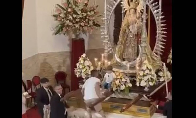 Τενερίφη: Άνδρας τρέχει σε εκκλησία και αφήνει ένα αγοράκι στον βωμό με τη Παναγία -Το viral βίντεο