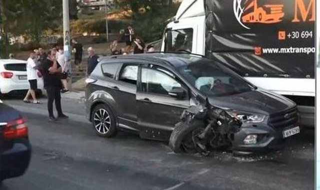 Θεσσαλονίκη: Επεισοδιακή καταδίωξη κλεμμένου ΙΧ - Μπήκε ανάποδα και συγκρούστηκε με λεωφορείο