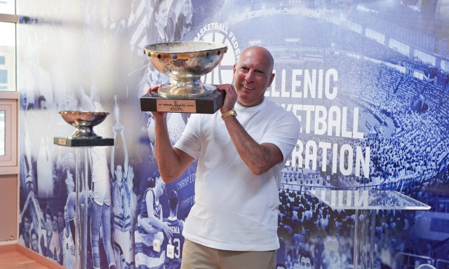 Νίκος Γκάλης: Σήκωσε και πάλι την κούπα του Ευρωμπάσκετ ’87 (pics+vids)