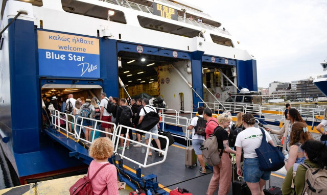 «Πλημμύρισε» από αδειούχους του Αυγούστου το λιμάνι του Πειραιά