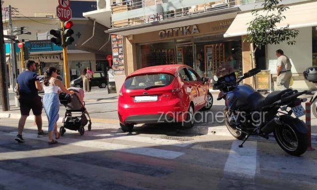 Έτοιμος να μπει στο μαγαζί – Κι όλοι κοιτούν με απορία…