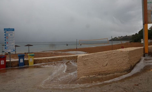 Κακοκαιρία Petar: Σφυροκόπησε το Ιόνιο και συνεχίζει - Πού θα «χτυπήσει» τις επόμενες ώρες