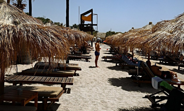 «Κίνημα της πετσέτας»: Ξηλώνουν ομπρέλες και ξαπλώστρες λόγω των ελέγχων – Αυτοψίες σε Πάρο και Νάξο