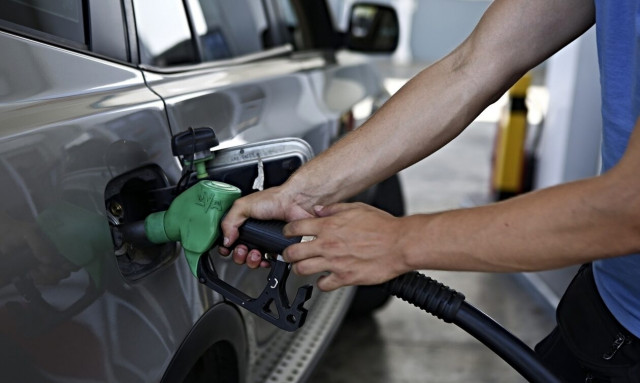 Τιμές – «φωτιά» στα καύσιμα, πού ξεπερνά τα 2€ η αμόλυβδη βενζίνη