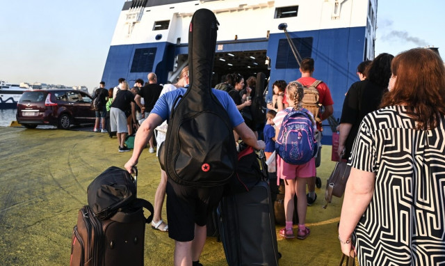 «Βουλιάζουν» τα νησιά από τους αδειούχους τους Αυγούστου - Με 100% πληρότητα φεύγουν τα πλοία