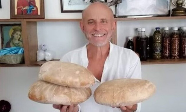 Κάρπαθος: Σερβίρει απαγγέλλοντας Καβάφη σε ταβέρνα ο φιλέλληνας Ιταλός ηθοποιός, Τζουζέπε Τσεντέρνα