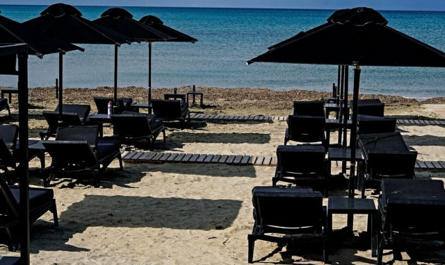 Ζάκυνθος: Συλλήψεις επιχειρηματιών για παράνομη τοποθέτηση ομπρελών στον Λαγανά