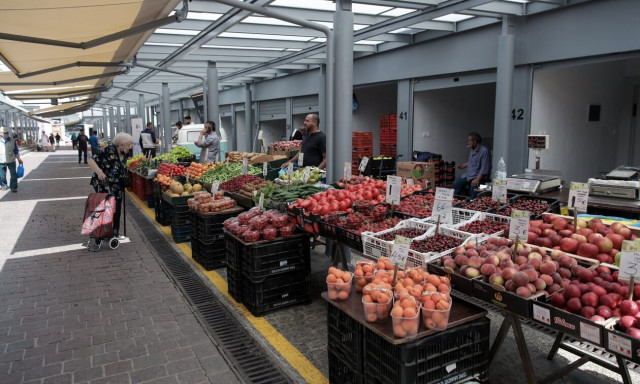 Ακρίβεια: «Φωτιά» οι τιμές… παντού – «Ράλι» ανατιμήσεων σε λαχανικά, φρούτα, καύσιμα