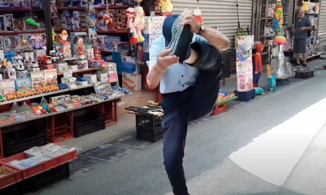 Έλληνας μουσουλμάνος 88 ετών κάνει τα… μαγικά του στην αγορά της Σμύρνης!