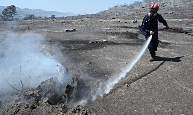 Φωτιά τώρα στον Κουβαρά Αττικής – Τέθηκε υπό μερικό έλεγχο