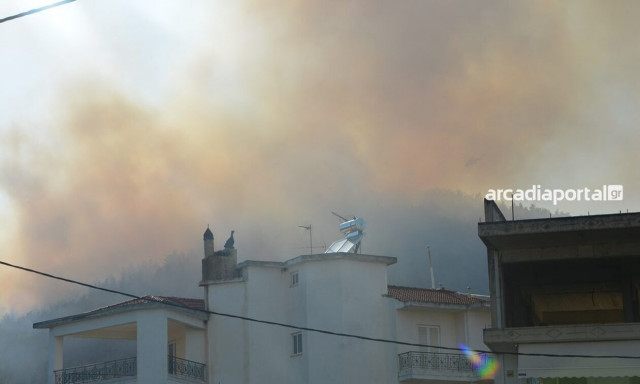 Φωτιές: Συνεχίζεται η μάχη στην Τρίπολη, καλύτερη εικόνα στις Σέρρες