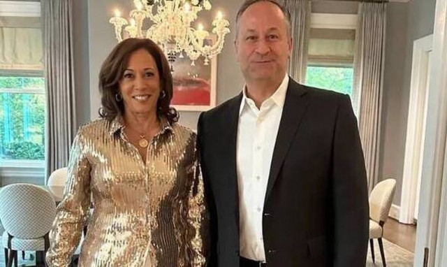 Κάμαλα Χάρις: Διασκέδασε σε συναυλία της Μπιγιονσέ με... χρυσό πουκάμισο