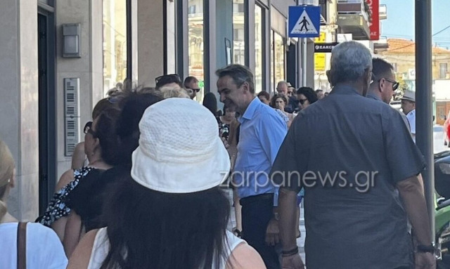 Χανιά: Η βόλτα του Κυριάκου Μητσοτάκη στο κέντρο της πόλης - Συνομίλησε με περαστικούς