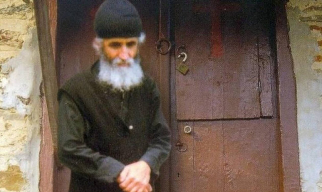 Γέροντας Παΐσιος: Γιατί όταν προσευχόταν στην Παναγία έκοβε αγριολούλουδα