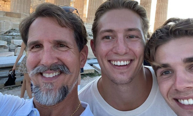 Παύλος: Διακοπές στις Σπέτσες - Συνάντησε αδελφικούς φίλους του πατέρα του