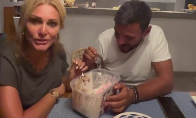 Νατάσα Θεοδωρίδου: «Τσάκισε» ένα οικογενειακό παγωτό με τον Κώστα Τσουρό στην Σκιάθο