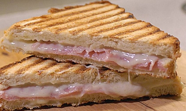 Ιταλία: Τουρίστες χρεώθηκαν 2€ επιπλέον επειδή ζήτησαν ένα τοστ… κομμένο στη μέση!