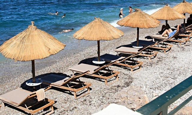 «Κίνημα της πετσέτας»: Συνεχίζονται οι εντατικοί έλεγχοι, ελευθερώνονται διάσημες παραλίες