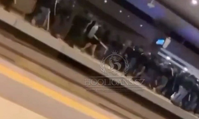 Σοκαριστικό βίντεο - Ανενόχλητοι οι οπαδοί της Ντιναμό Ζάγκρεμπ εισβάλουν με λοστάρια στον ΗΣΑΠ