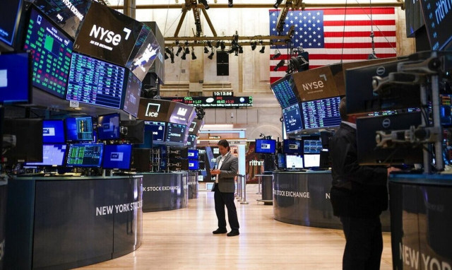 Απώλειες στη Wall Street μετά την υποβάθμιση αρκετών μικρών τραπεζών από τον οίκο Moody's