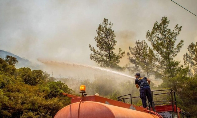 Two areas evacuated at Marathonas as wildfire nears homes