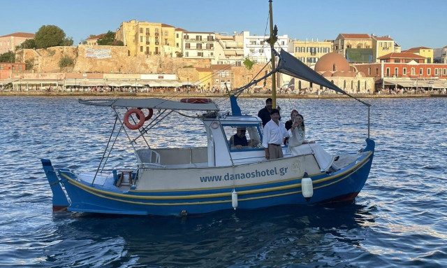 Γάμος αλά… Κρητικά στο λιμάνι – Η νύφη έφθασε με καΐκι
