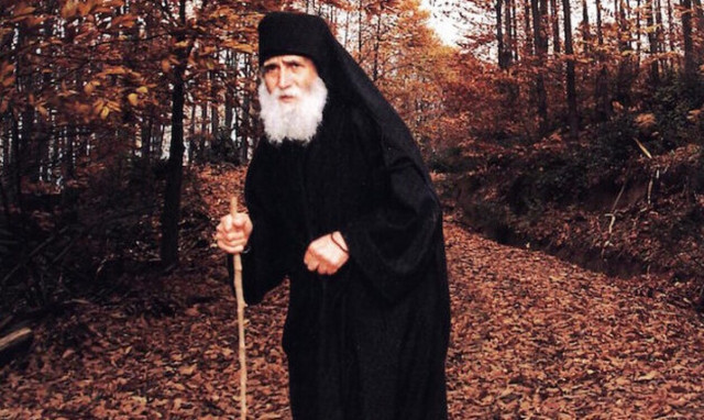 Γέροντας Παΐσιος: Γιατί στα δύσκολα ζητάμε βοήθεια από την Παναγία