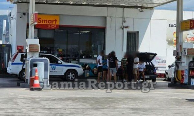Λαμία: Έλεγχος σε γαλλικά αυτοκίνητα στην Εθνική Οδό υπό τον φόβο χουλιγκαν