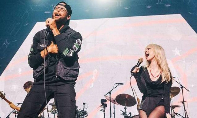 Στεφ Κάρι: Ο «σταρ» του NBA ανέβηκε στη σκηνή και τραγούδησε live με την αγαπημένη του μπάντα (vid)