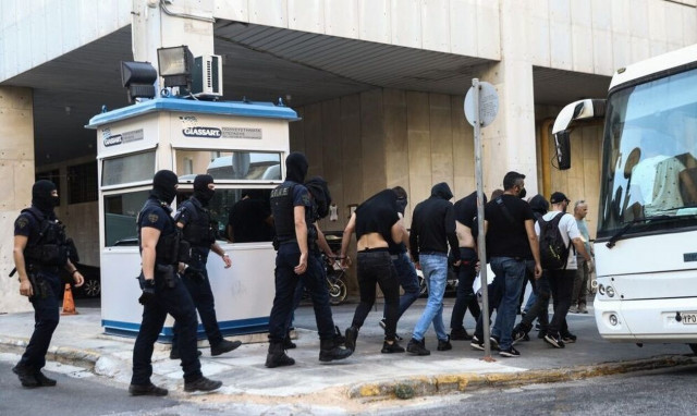 Νέα Φιλαδέλφεια: Οργή λαού έξω από την Εισαγγελία για τους χούλιγκαν - «Το φάγατε το παιδί»